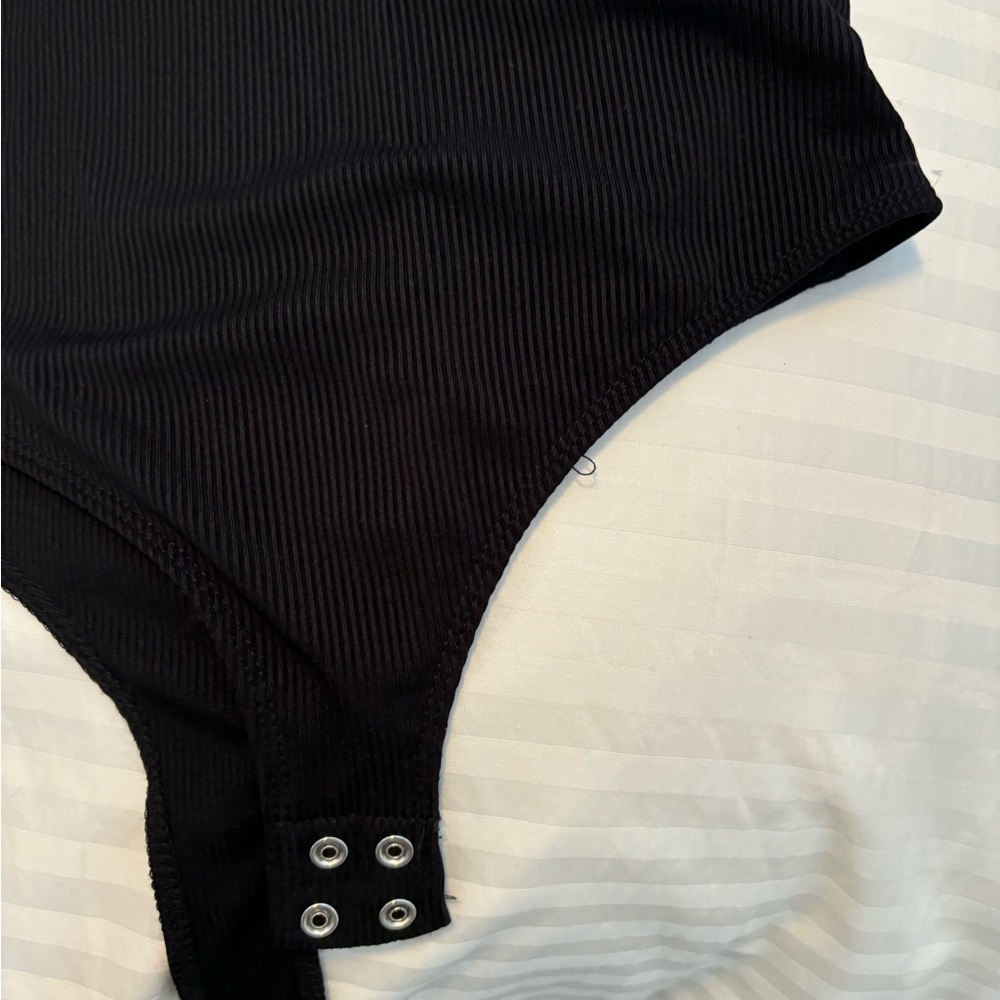Chic Black Ribbed Top - Picture 3 of 3